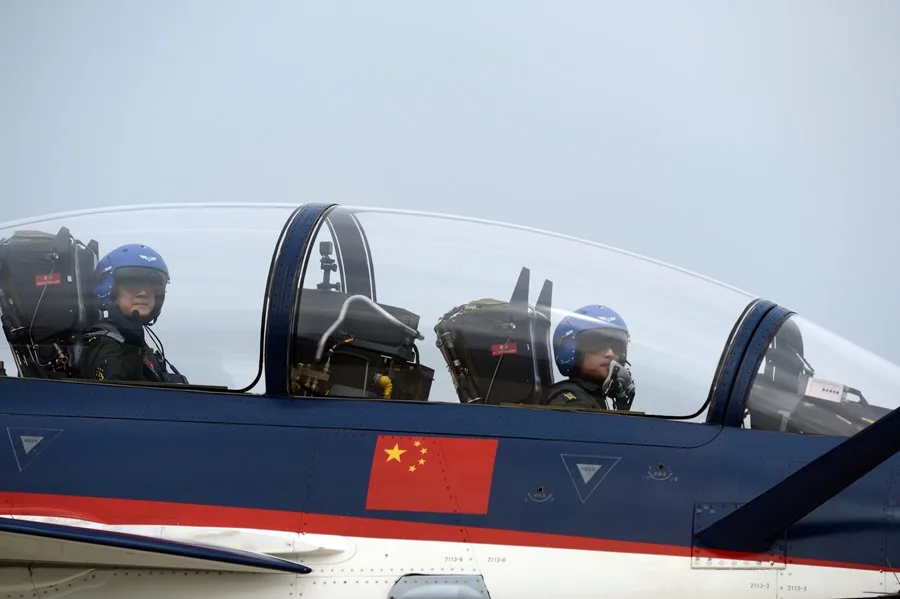 China realiza maniobras aéreas en torno a Taiwán días antes de la reunión entre Xi y Trump