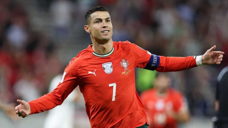 El portugués Cristiano Ronaldo se convirtió en el primer futbolista que supera una fortuna de mil millones de dólares