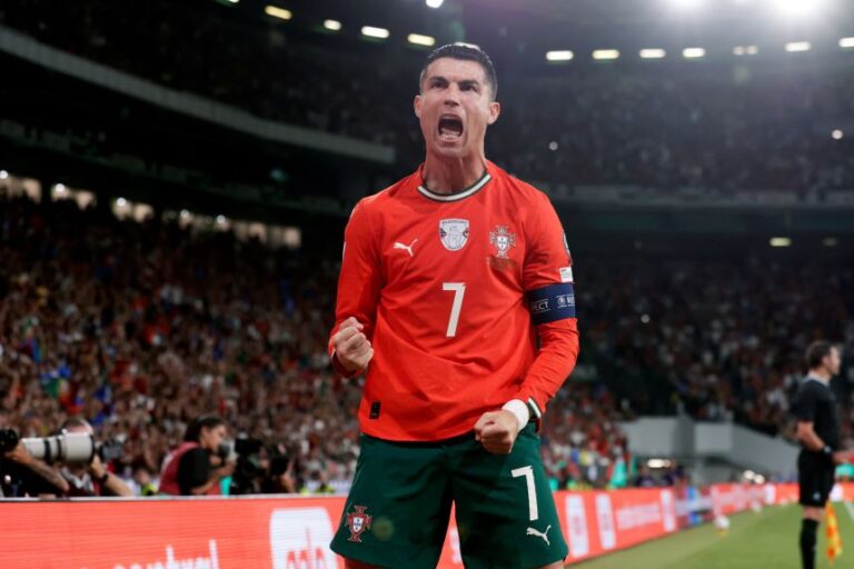 El portugués Cristiano Ronaldo es el futbolista mejor pegado del año 2025 según la revista Forbes