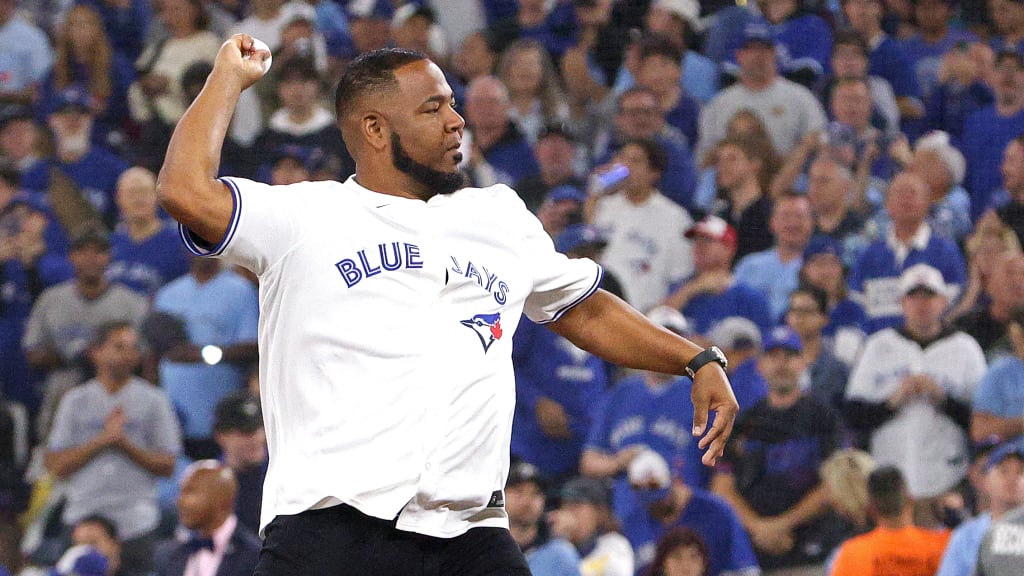 El dominicano Edwin Encarnación lanzó la primera bola previo al primer partido de la serie entre Seattle y Toronto