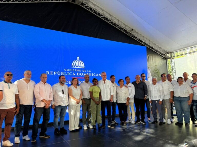 El gobierno invertirá dos mil millones de pesos en obras deportivas para La Vega y 27 municipios del país
