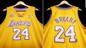 La primera camiseta de los Lakers que usó Kobe Brayan con el número24 se vendió en 889,000 dólares