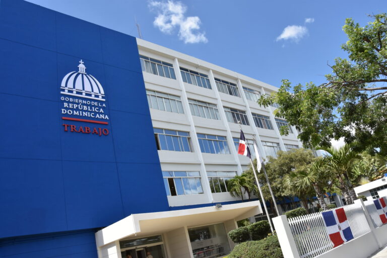 Ministerio de Trabajo declara no laborable este jueves en provincias bajo alerta roja por la tormenta Melissa