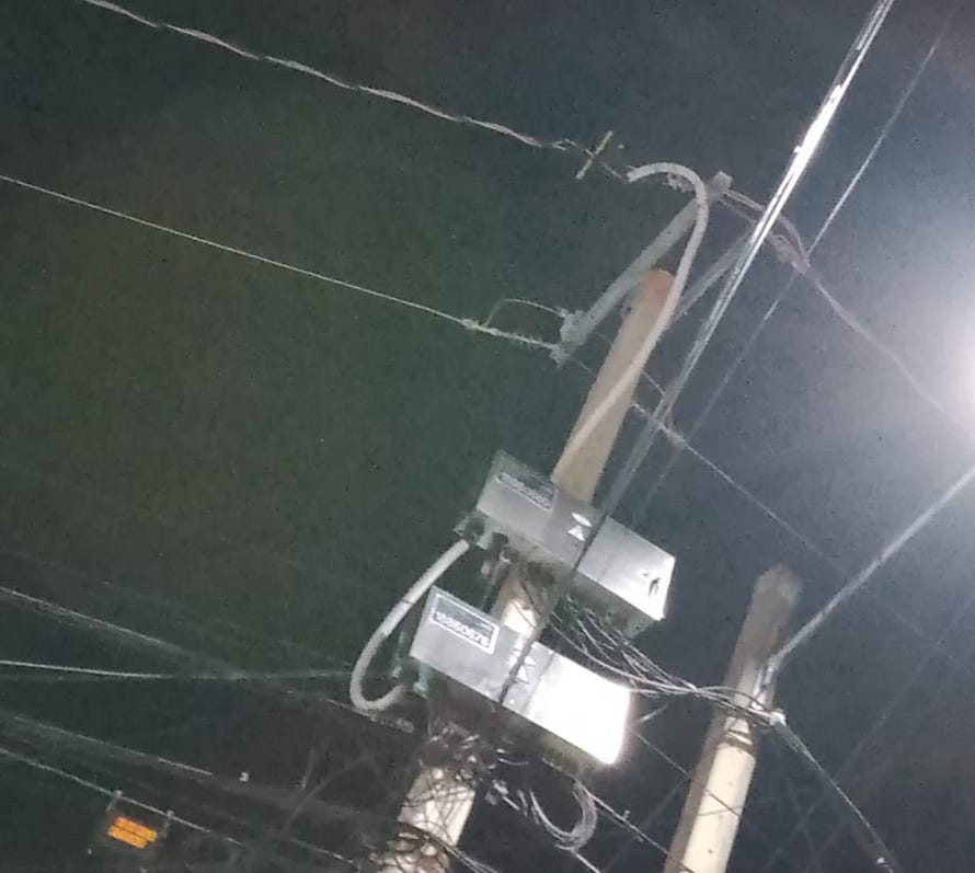 Edesur restablece servicio eléctrico en Mata Hambre tras avería no reportada