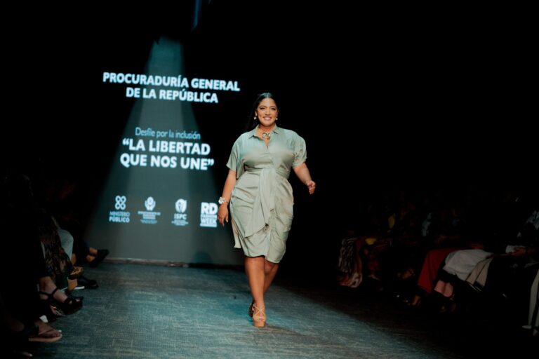 Modelos Plus Sizes desafían cánones de belleza en pasarela del RDFW 2025