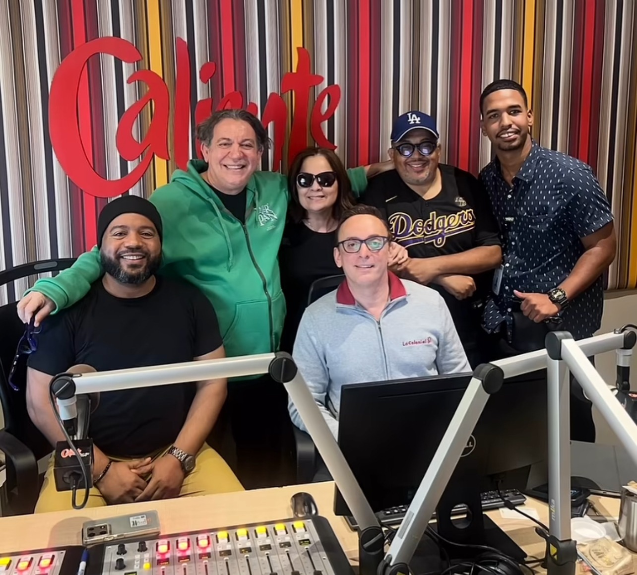 Kenny Grullón se despide del programa radial “Buen Día con Aguiló” y rinde homenaje a 14 años de humor y compañía