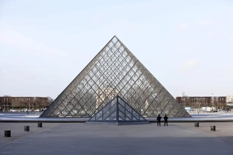 Un robo de joyas de valor incalculable en el Louvre rápido y profesional, pero con fallos