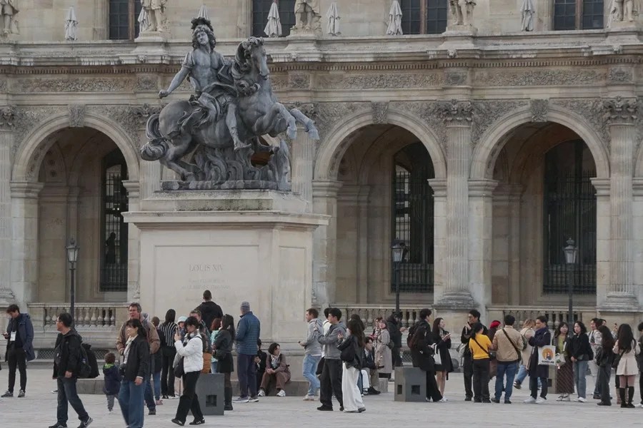 El Louvre reabre al público con restricciones, tras el robo de joyas del domingo
