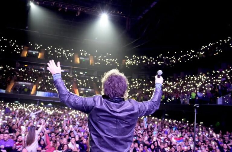 ¡Milei lo vuelve hacer!: ofrece concierto de rock ante 15 mil personas