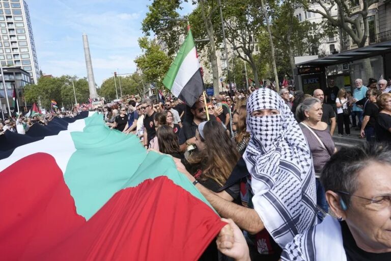 Multitudinaria marcha en Barcelona reúne a 70.000 personas en apoyo a Palestina