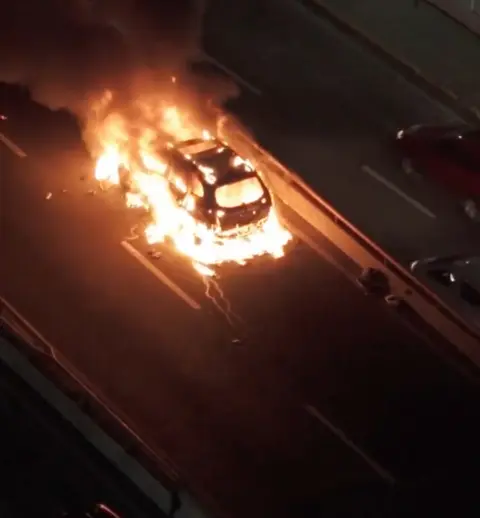 Vehículo se incendia en elevado de la Kennedy con Lincoln y causa gran congestión en el Distrito Nacional