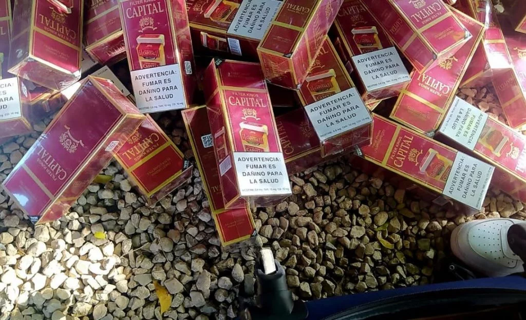 Ejército apresa a hombre con 10,000 cigarrillos ilegales en un autobús en Azua