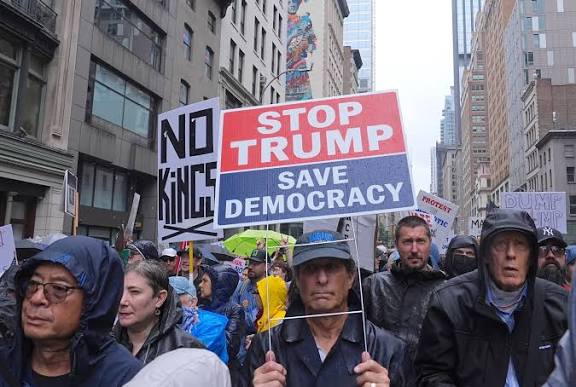 Miles protestan en EE.UU. contra el “autoritarismo” de Trump bajo el lema “No Kings”