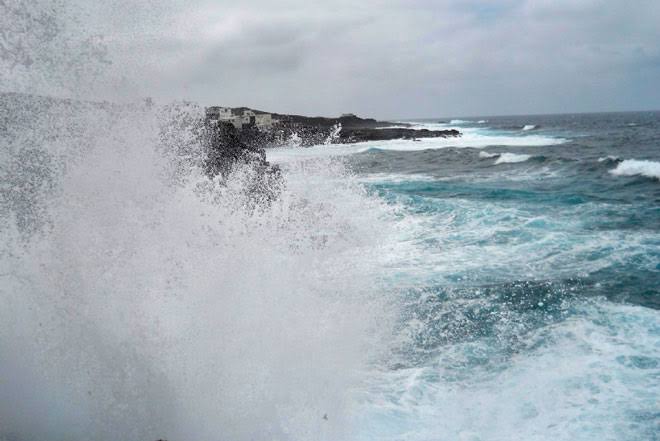 COE recomienda a pequeñas embarcaciones permanecer en puerto por deterioro de las condiciones marítimas en las costas del país