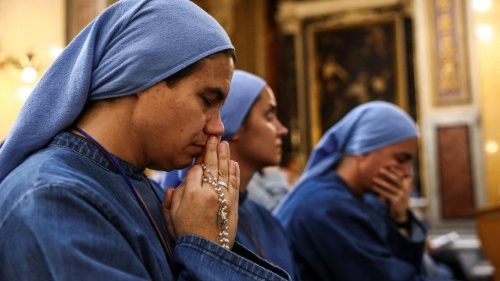Aumenta el número de católicos en el mundo, pero disminuyen sacerdotes y monjas, según informe