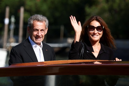 Francia conmocionada: Sarkozy entra en prisión y Carla Bruni se despide con una carta de amor