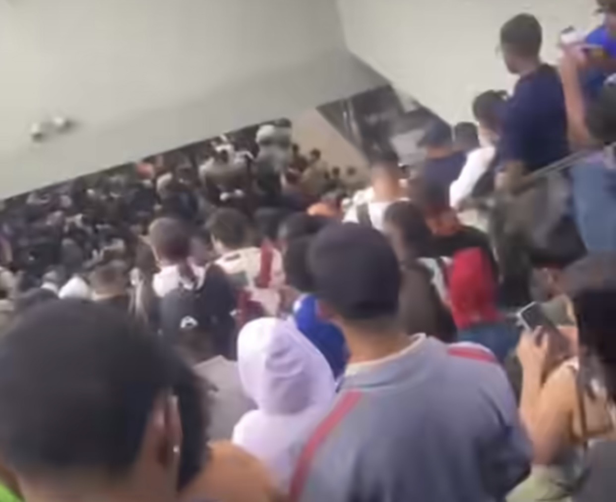Ciudadanos reportan congestión y demoras en la estación Freddy Beras Goico por interrupción parcial del Metro de Santo Domingo