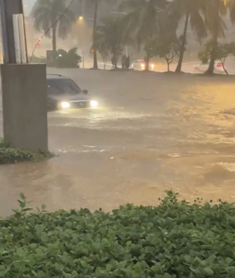 Inundaciones afectan tránsito en solución vial recién inaugurada, hacia la Prolongación 27 de Febrero