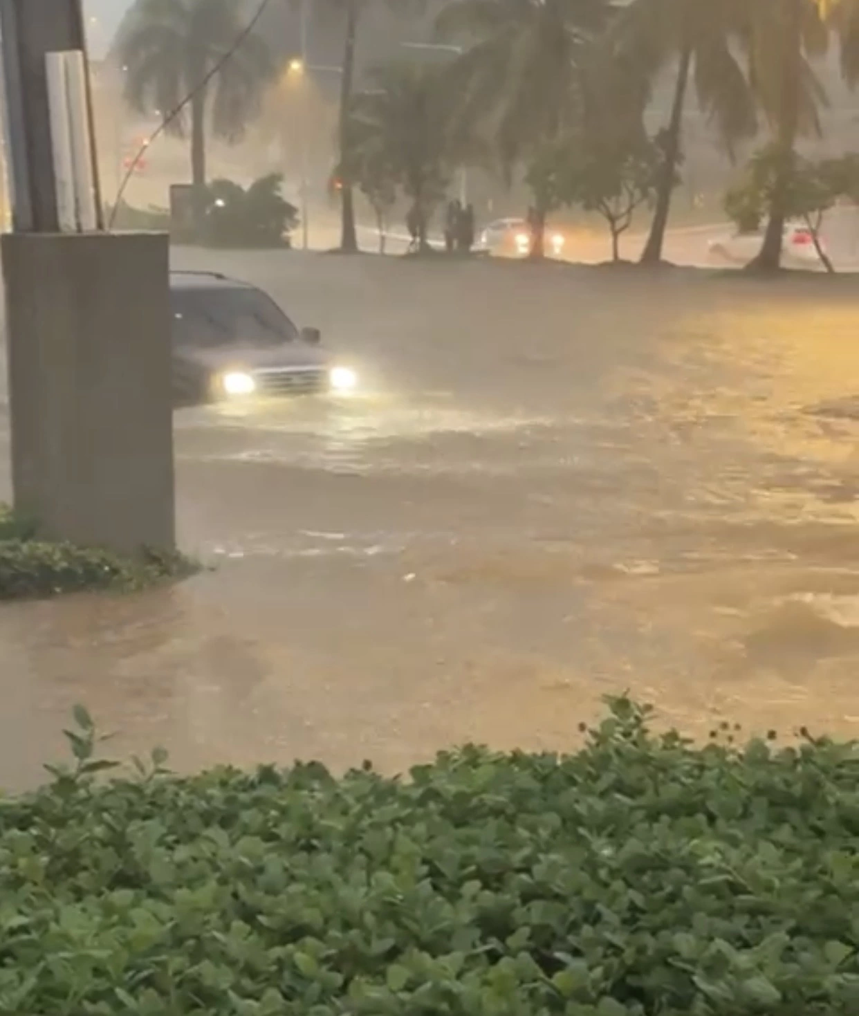 Inundaciones afectan tránsito en solución vial recién inaugurada, hacia la Prolongación 27 de Febrero