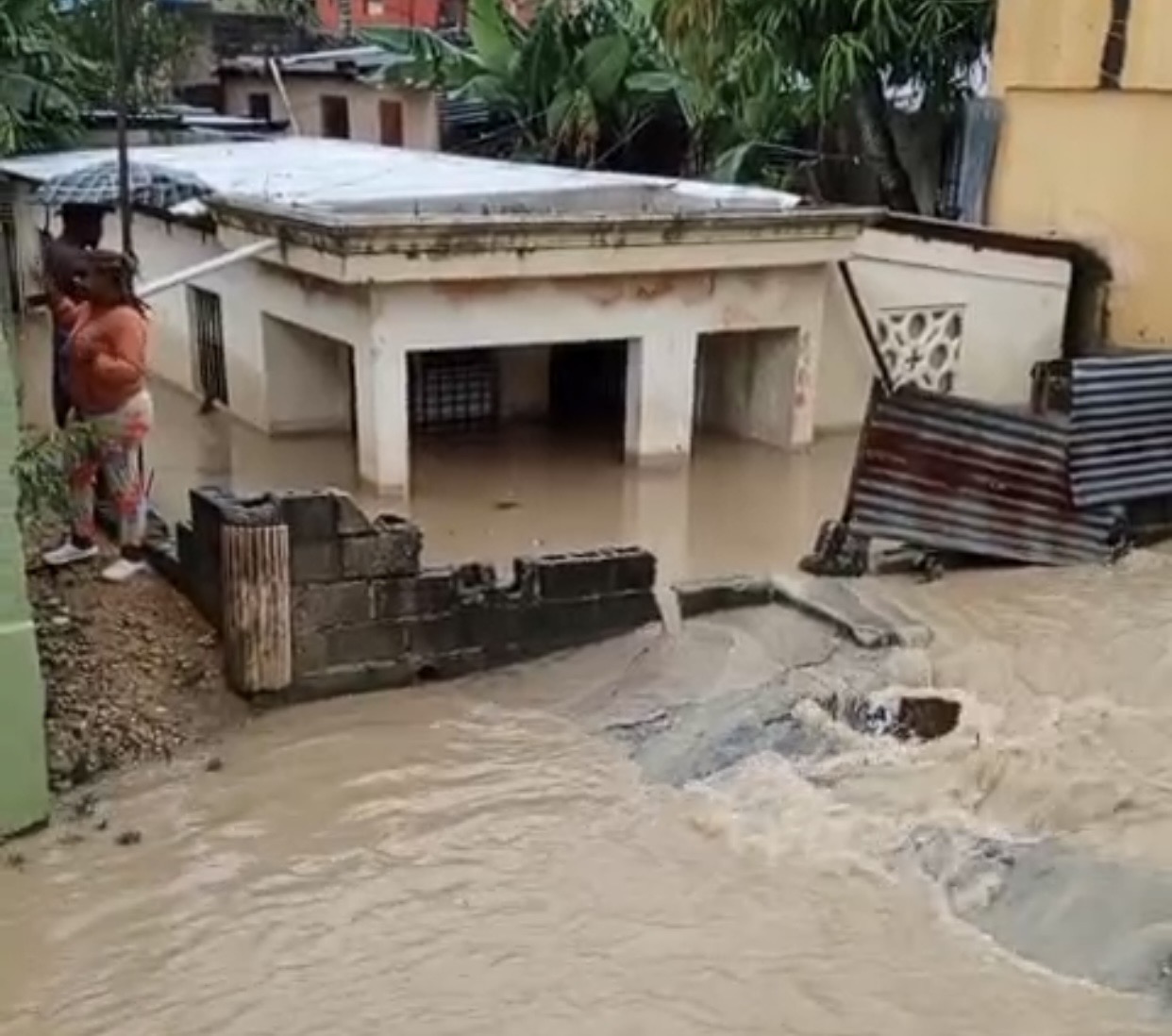 Residentes en Villa Morada, de Sabana Perdida, claman ayuda por cañada que inunda sus casas cada vez que llueve