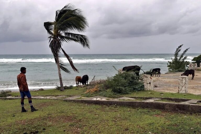 El potente huracán Melissa, de categoría 3, toca tierra en la costa oriental de Cuba