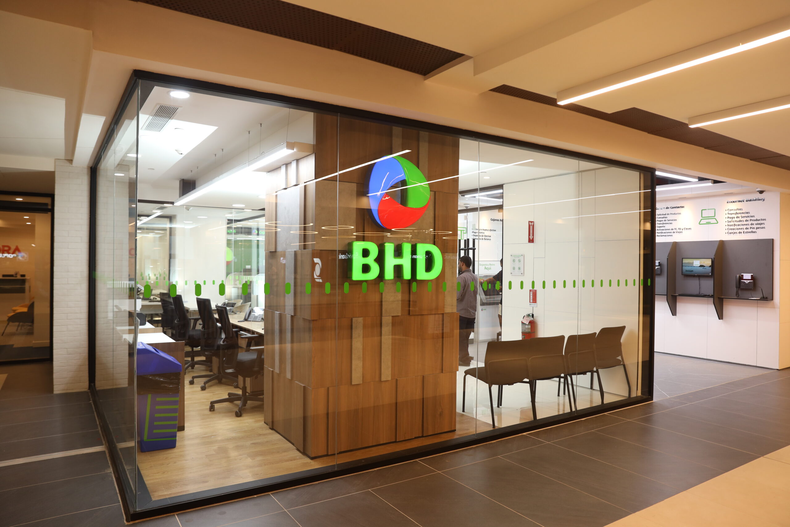 BHD abre nueva sucursal en Ágora Santiago Center