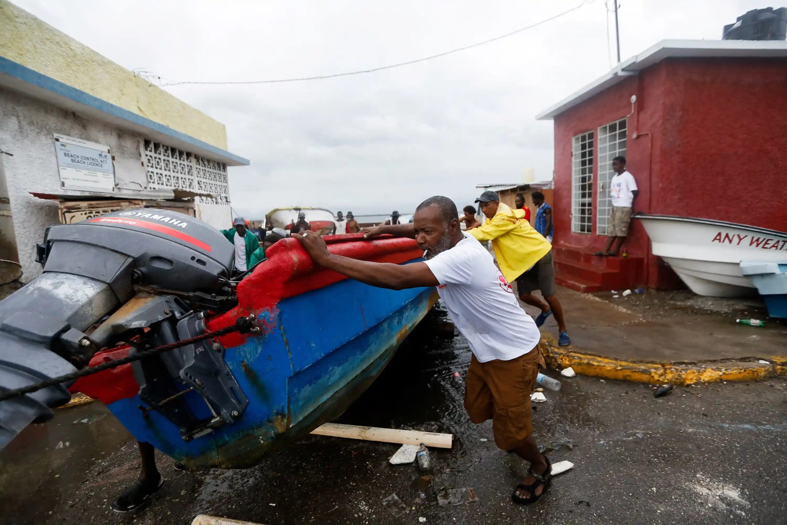 El huracán Melissa toca tierra en Jamaica: vientos devastadores y tres víctimas mortales; se teme por una posible "destrucción"