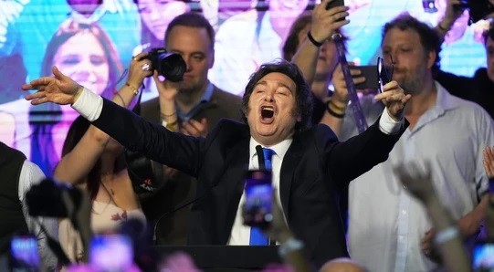 Victoria aplastante: Javier Milei conquista las elecciones legislativas en Argentina