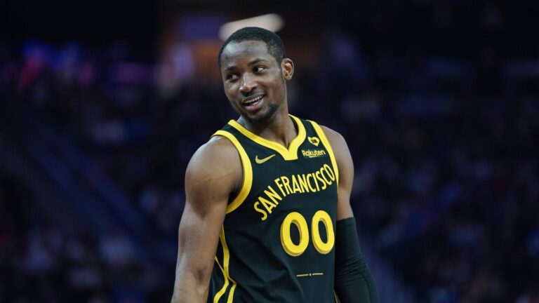 La NBA multó al jugador de Golden State Jonathan Kuminga por comportamiento inapropiado contra un arbitro