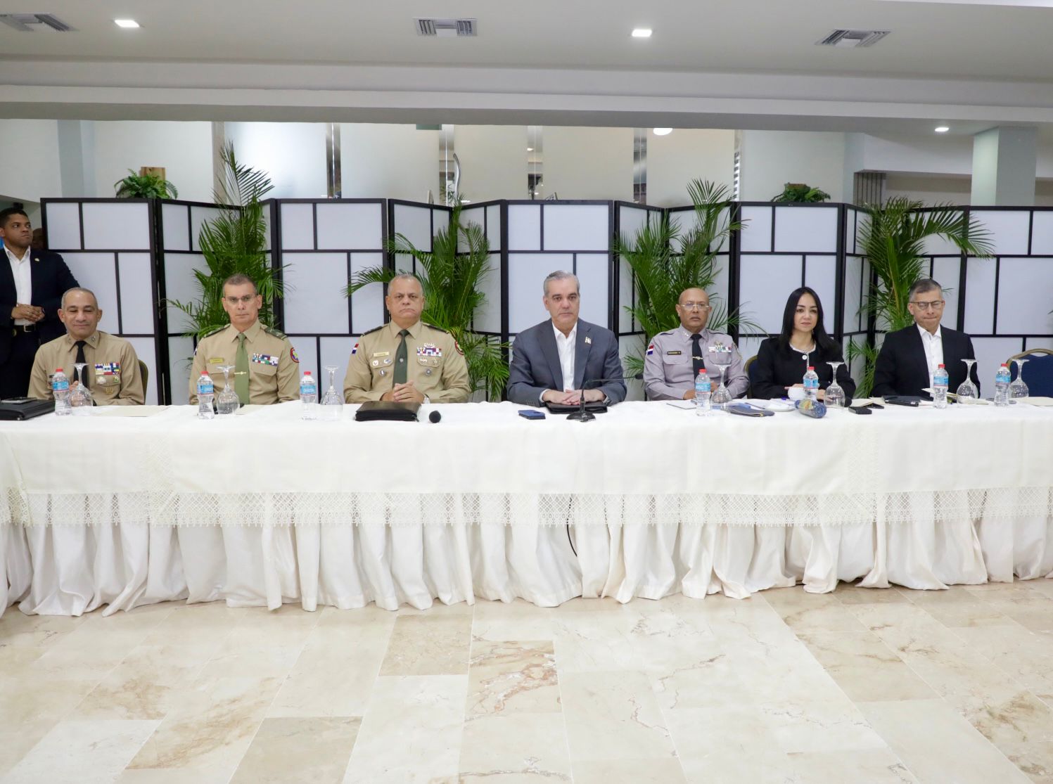 Luis Abinader lidera reunión para fortalecer la seguridad nacional en Santo Domingo