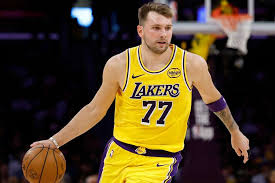 La estrella de los Lakers Luka Doncic estará fuera de acción debido a varias lesiones