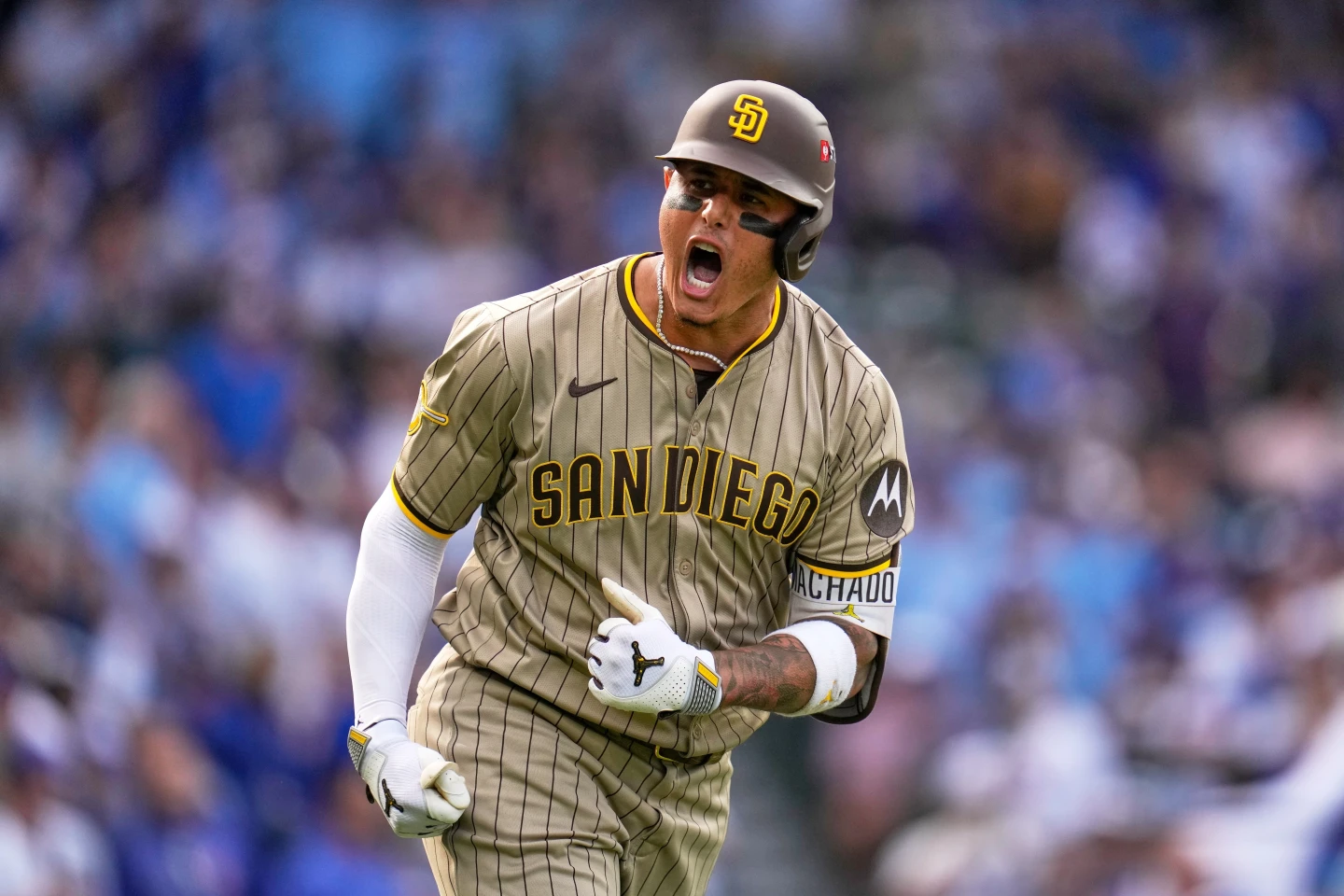 Manny Machado conectó un jonrón en la victoria de los Padres sobre los Cachorros que obliga a un decisivo tercer partido