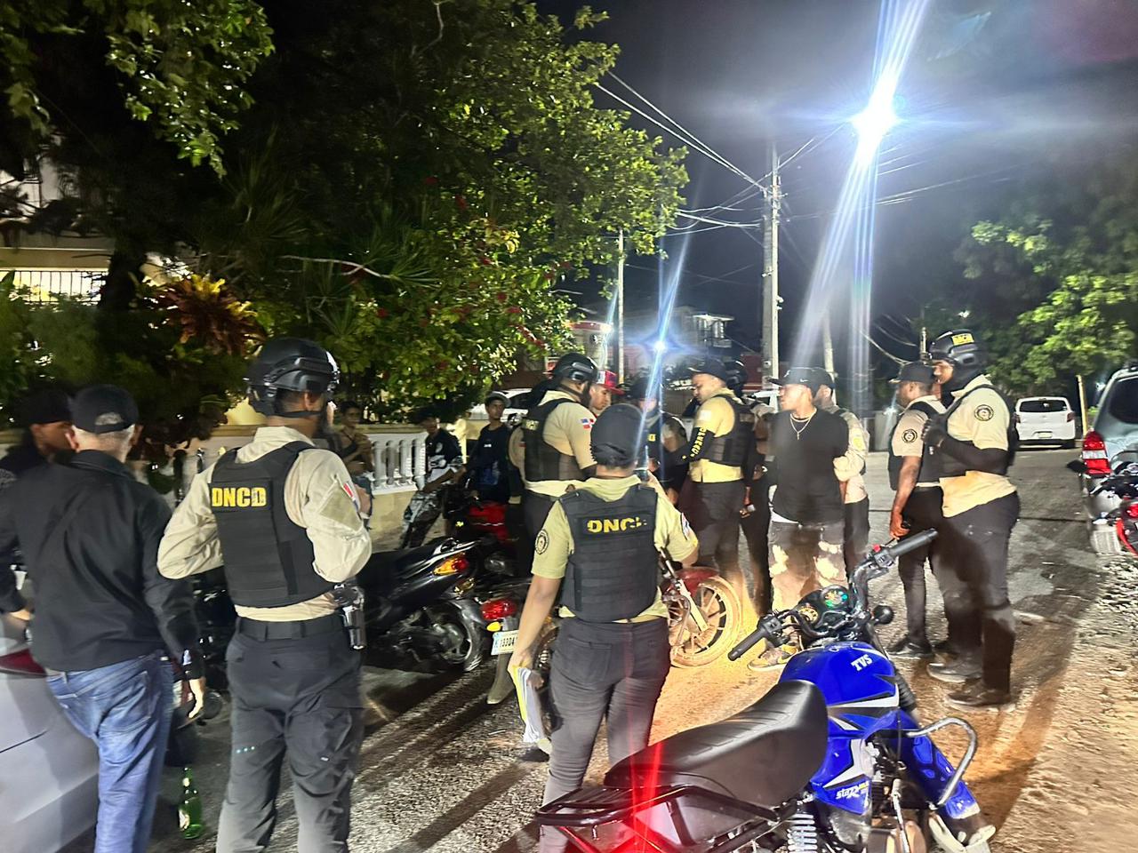 DNCD confisca más de 2,000 gramos de drogas y armas durante operativos en San Cristóbal