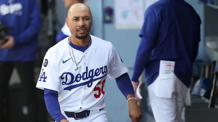 El jugador de los Dodgers Mookie Betts ganó el premio Roberto Clemente 2025
