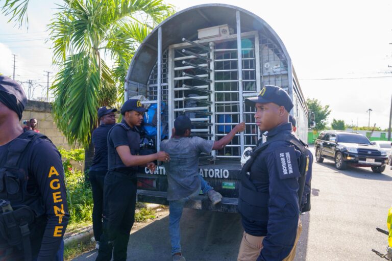 RD: Agencia EFE reporta 370 mil haitianos indocumentados han sido repatriados en un año; dice investigan 54 muertes