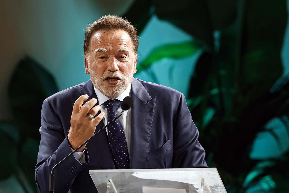 Schwarzenegger hace sonreír al papa León XIV al calificarle de "héroe" ambientalista