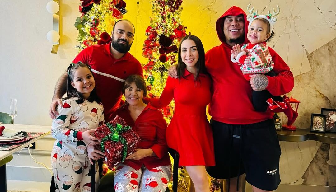 Bullin 47 recibe la Navidad en su hogar rodeado de alegría y buena vibra