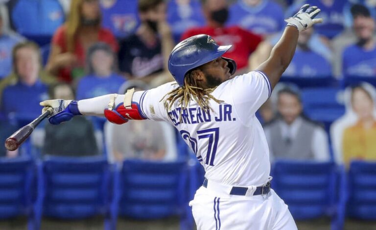 Vladimir Guerrero bateo de 4-4 incluyendo un jonrón en la primera victoria de Toronto ante Seattle