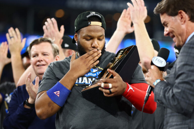 Vladimir Guerrero Jr, fue el Mas Valioso de la Serie de Campeonato de la Liga Americana y estará por primera vez en una Serie Mundial