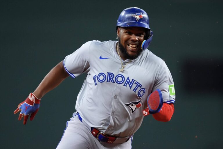 El dominicano Vladimir Guerrero Jr, conectó su sexto jonron de la postemporada en la victoria de Toronto ante Seattle
