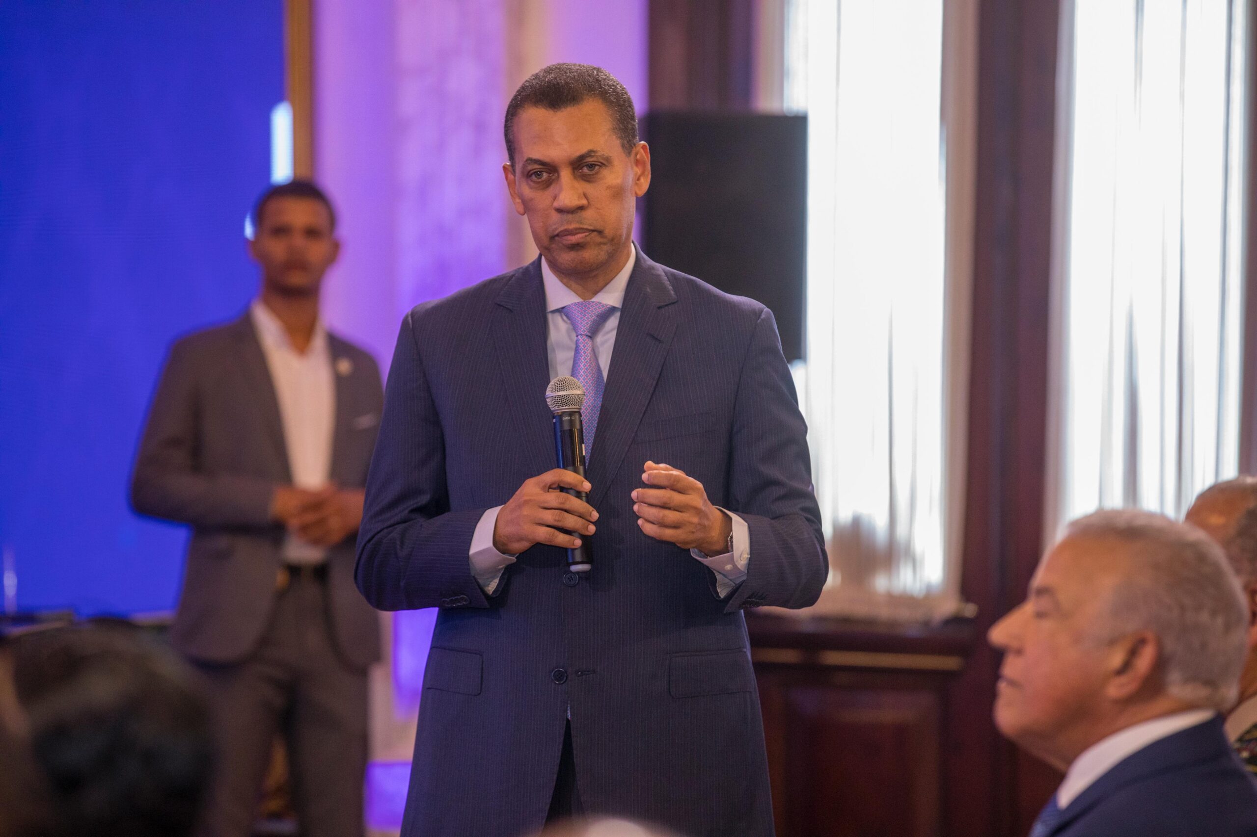 Guido Gómez Mazara denuncia intento de chantaje de un medio de comunicación