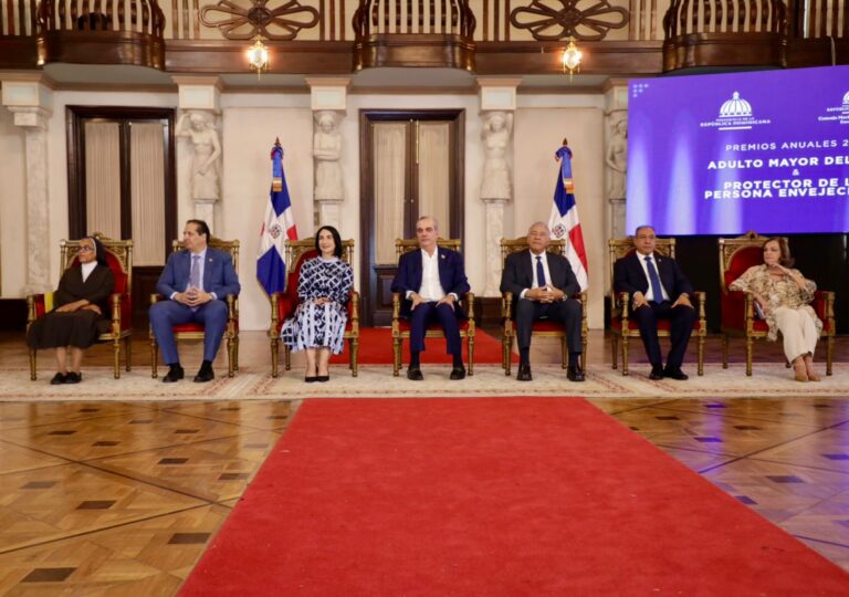 Abinader entrega premios Adulto Mayor del Año a Josefina Miniño y al Protector de la Persona Envejeciente a Sor Agripina Acosta