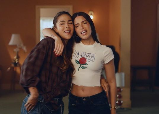 Greeicy comparte su interpretación junto a Zhamira Zambrano y celebra “cantarle al amor en todas sus etapas”