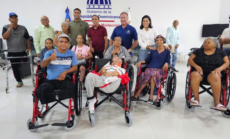 Nelson Cruz dona 200 sillas de ruedas a personas con discapacidad en Montecristi