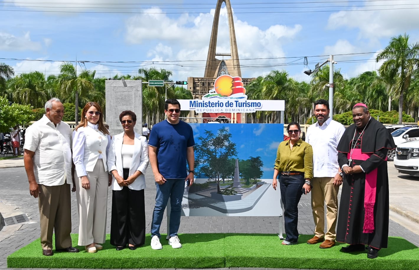 David Collado deja iniciadas varia obras en el entorno de la basílica de Higüey. 