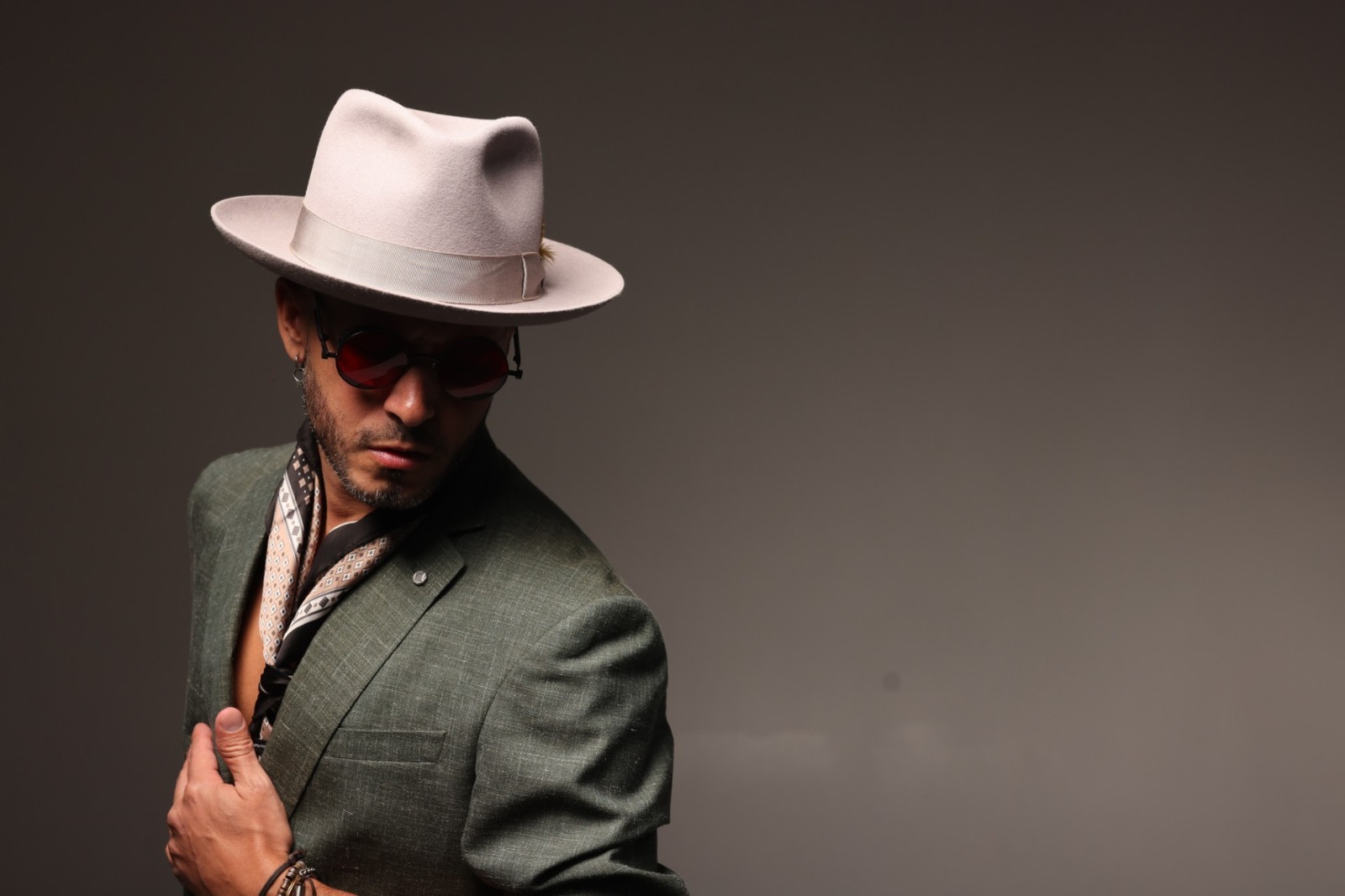 Zeo Muñoz lanza “Solito”, antesala de su tercer disco