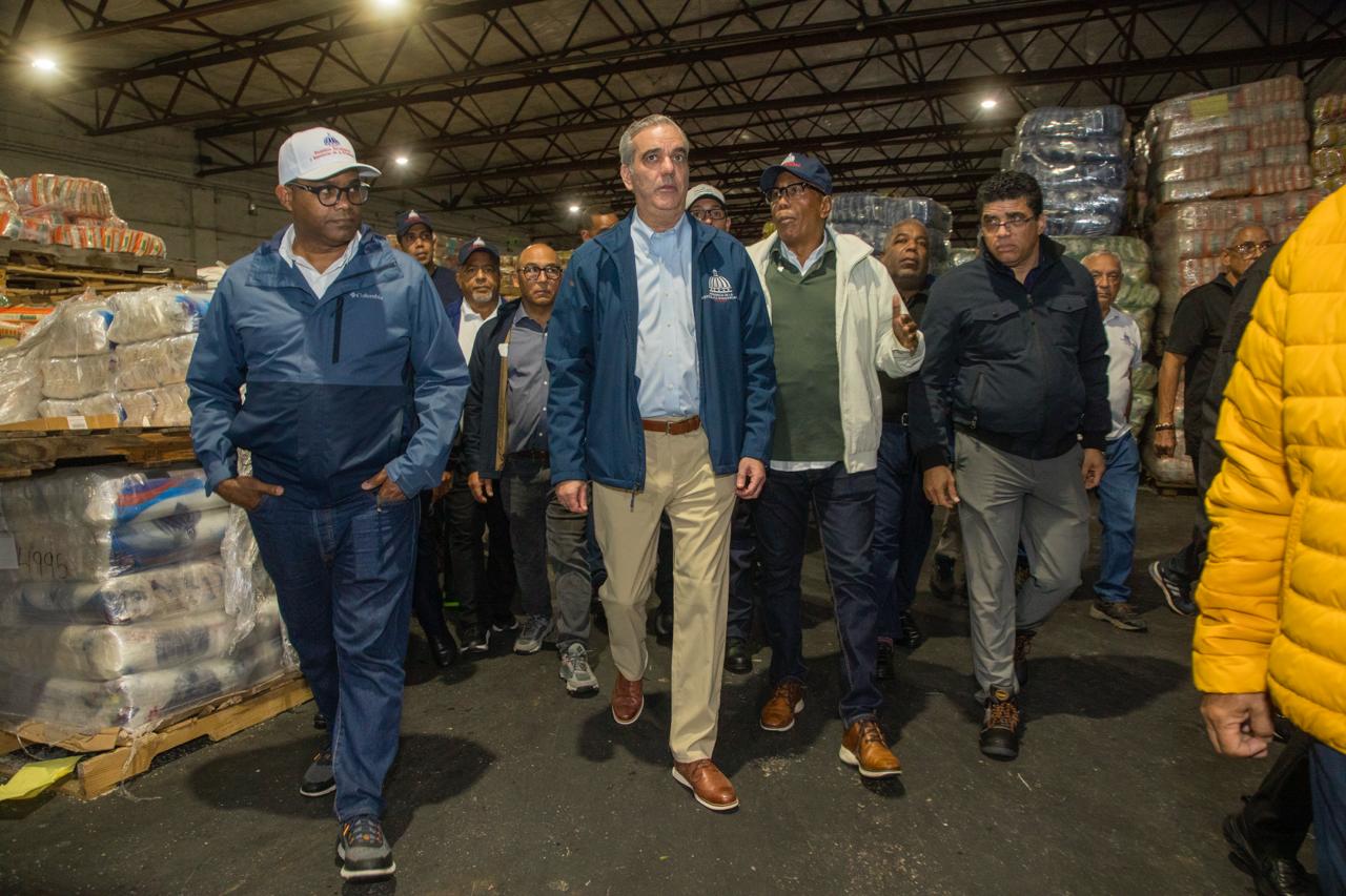 Abinader supervisa distribución de alimentos en áreas en alerta roja por tormenta Melissa