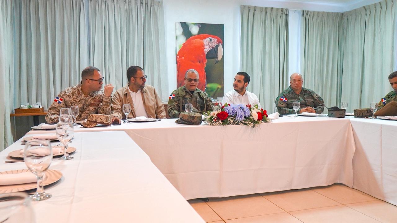 Ministro de Defensa sostiene reunión de alto nivel con directivos de CODEVI y supervisa avances de la verja perimetral fronteriza en Dajabón