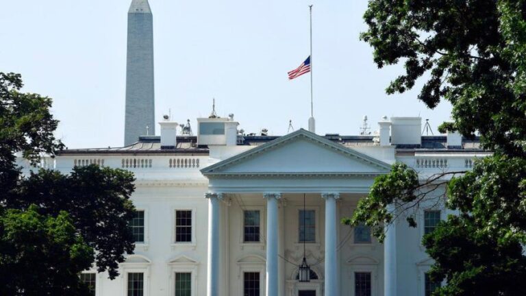 La Casa Blanca inicia despidos masivos tras cierre del Gobierno federal