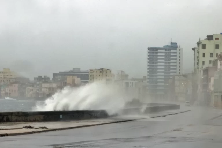 Cuba decreta la fase de «alarma» para sus provincias orientales por el huracán Melissa